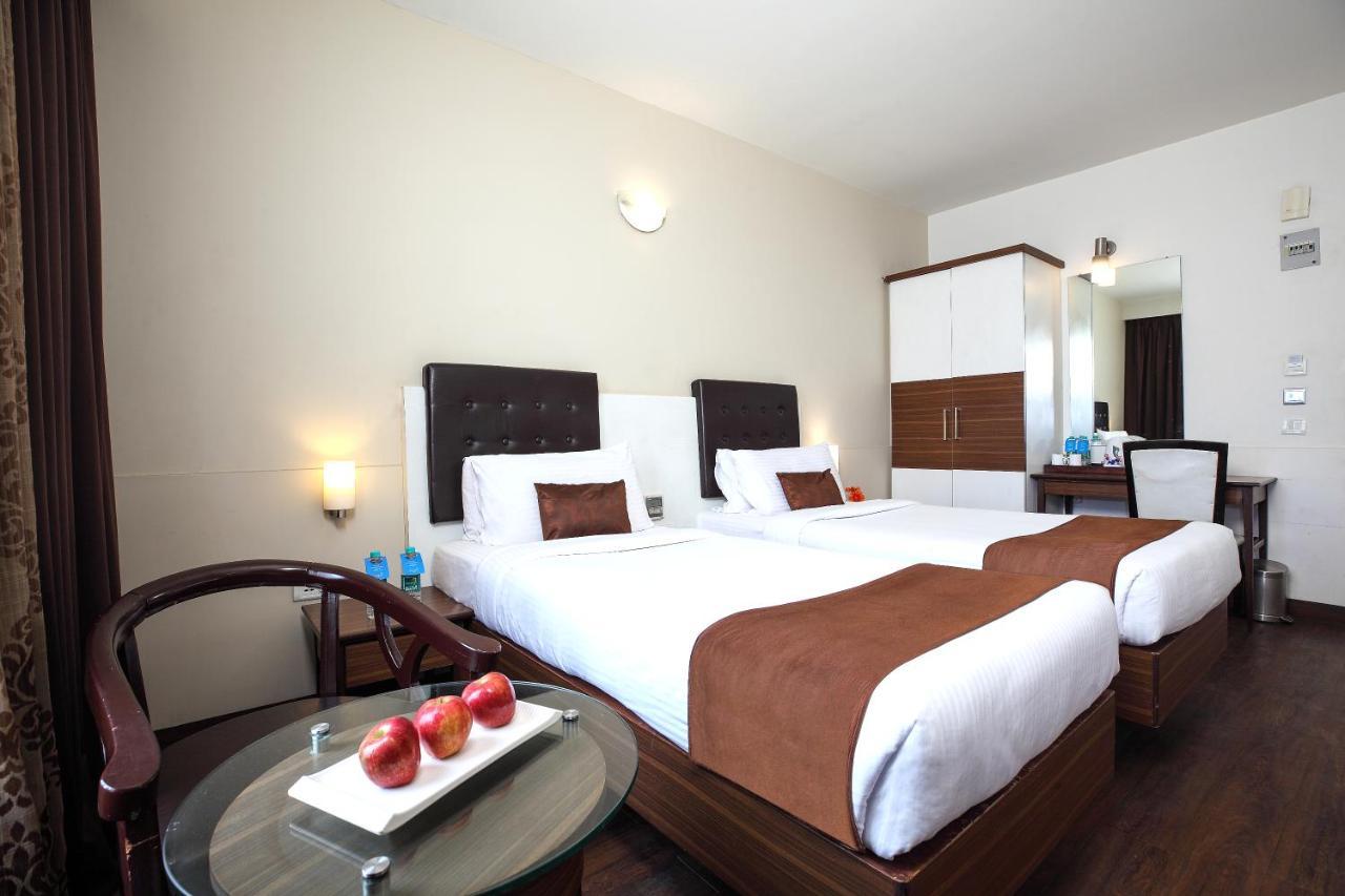 Hotel Avexia Premiere Agra Esterno foto