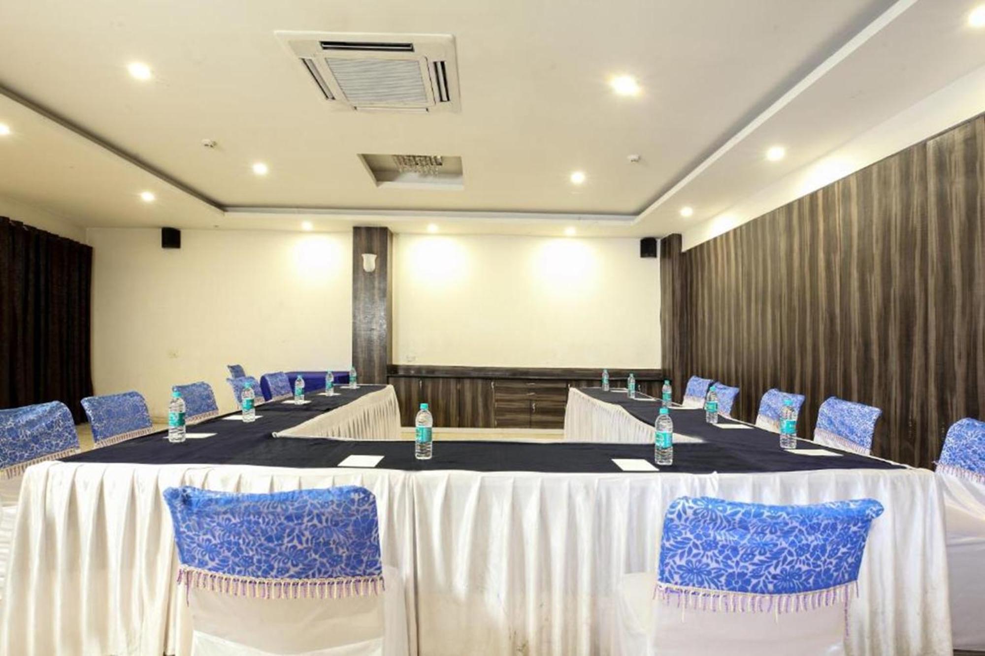Hotel Avexia Premiere Agra Esterno foto
