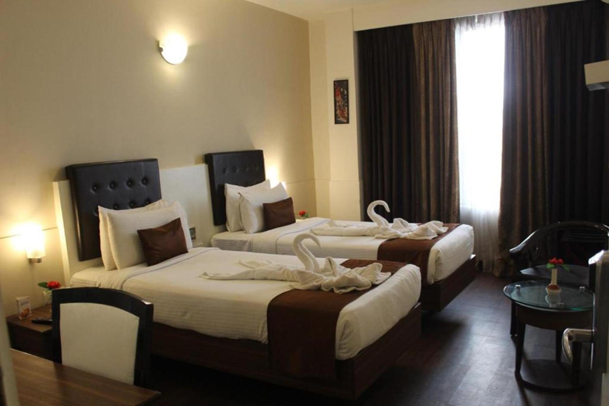 Hotel Avexia Premiere Agra Esterno foto
