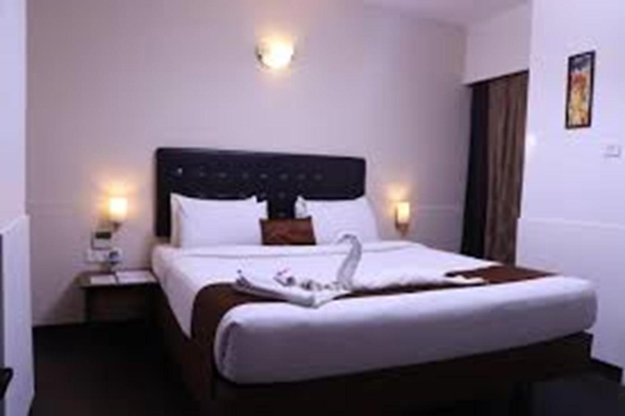 Hotel Avexia Premiere Agra Esterno foto