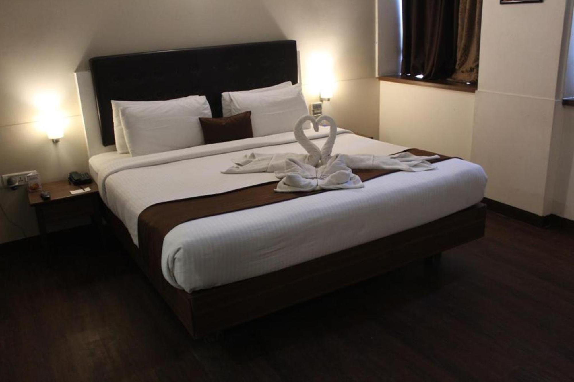 Hotel Avexia Premiere Agra Esterno foto