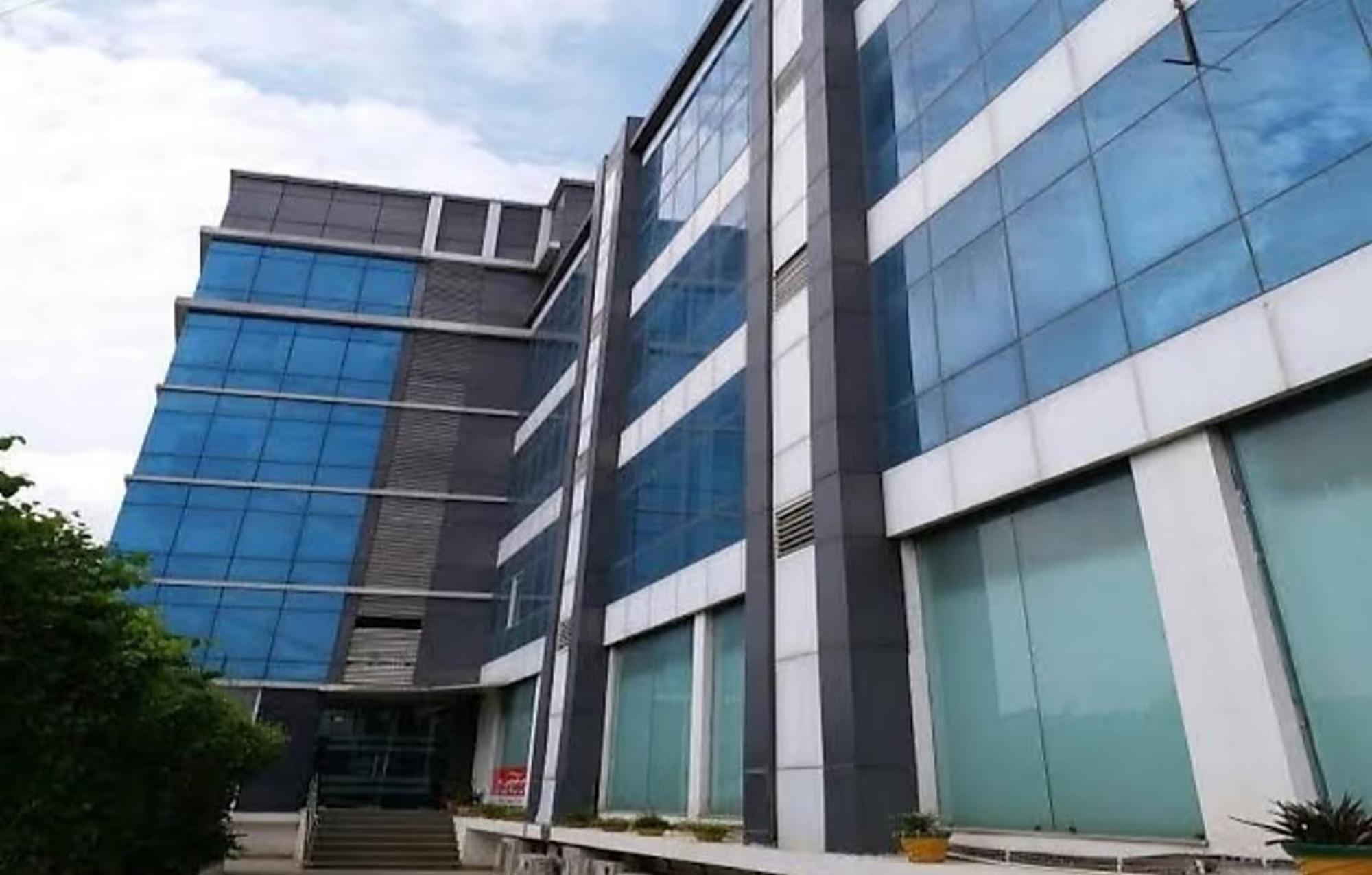 Hotel Avexia Premiere Agra Esterno foto