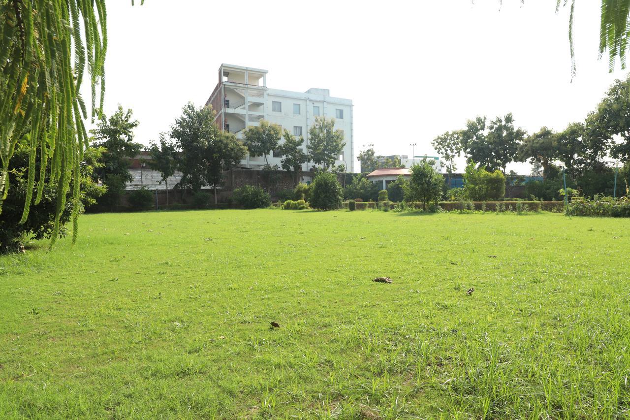 Hotel Avexia Premiere Agra Esterno foto