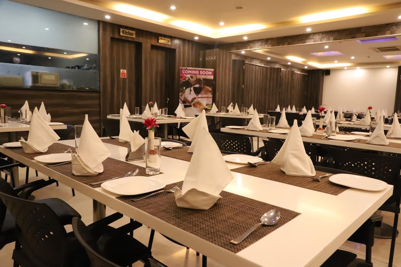 Hotel Avexia Premiere Agra Esterno foto