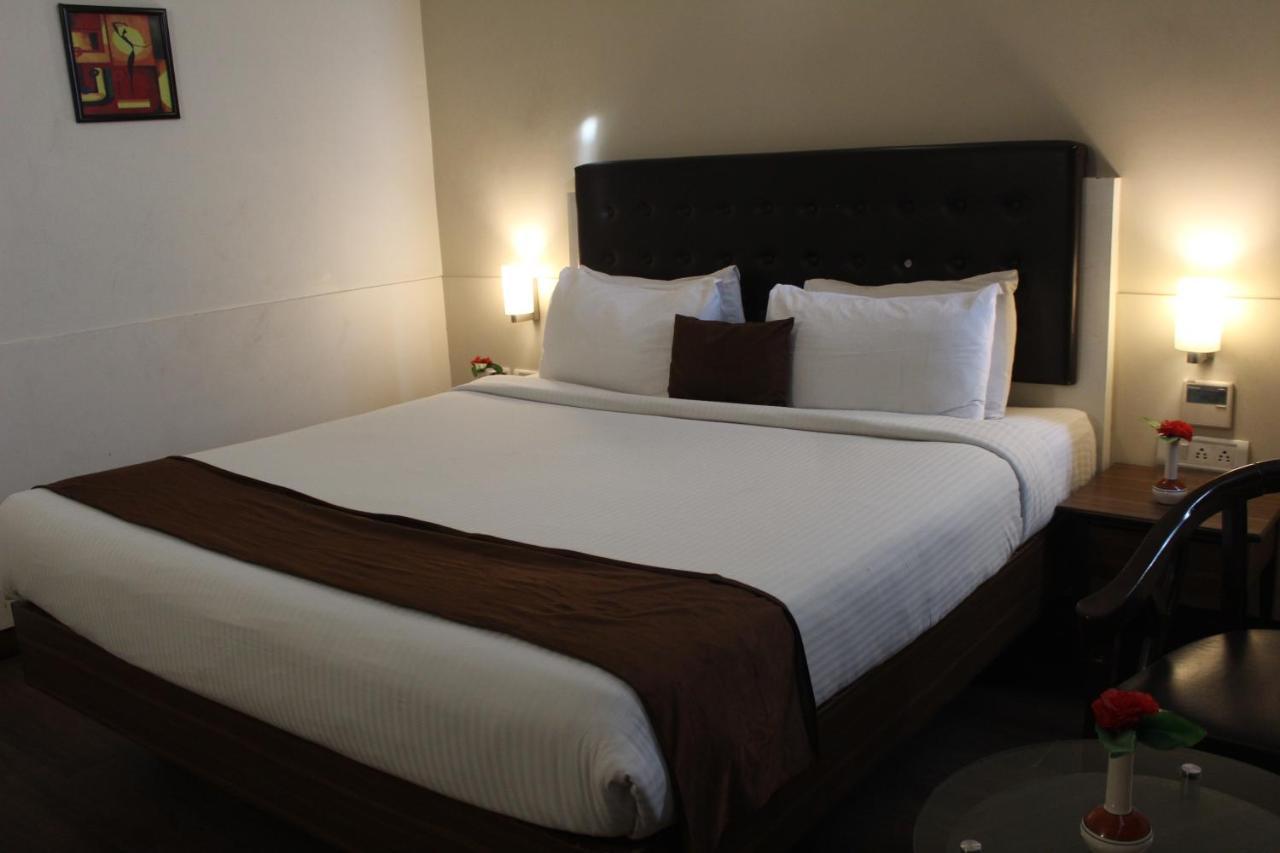 Hotel Avexia Premiere Agra Esterno foto